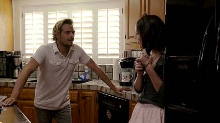 Пара готовит вместе ужин и занимается страстным сексом