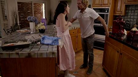 Пара готовит вместе ужин и занимается страстным сексом