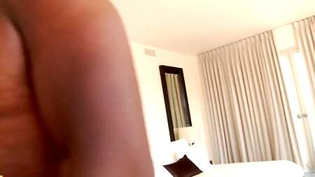 Красотку Lana Rhoades доводит до анального оргазма хуй негра