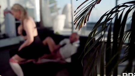 Жена застает мужа с белокурой любовницей и присоединяется