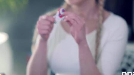 Жена застает мужа с белокурой любовницей и присоединяется