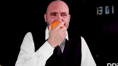 Жена застает мужа с белокурой любовницей и присоединяется