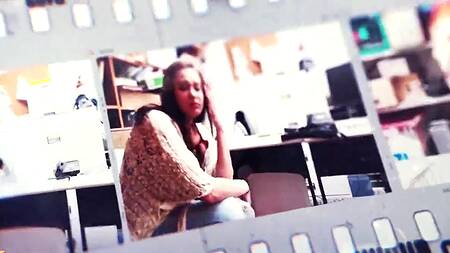 Украла глазированный сырок и была выебана охранником