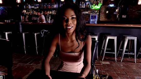 Познакомился с красивой негритянкой в баре и трахнул её там же