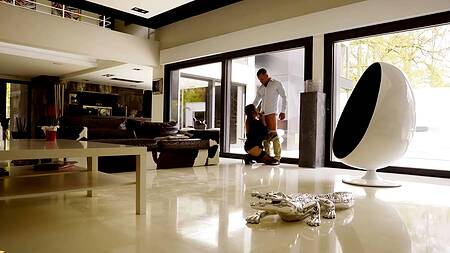 Лижет попку красивой француженки и трахает её в презервативе