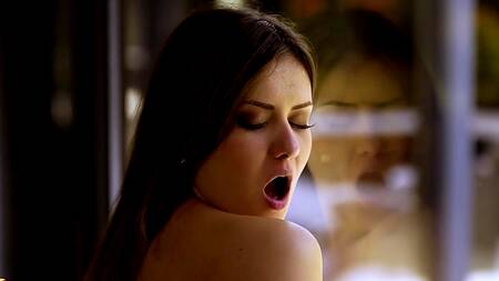 Лижет попку красивой француженки и трахает её в презервативе