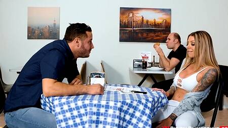 Татуированная телка на свидании трахается в туалете ресторана