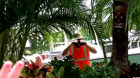 Садовнику у бассейна приходится трахать сразу трех красавиц