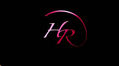 Худышка на природе играется с шариками, засовывая их в киску