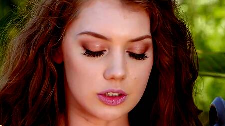 Худышка на природе играется с шариками, засовывая их в киску