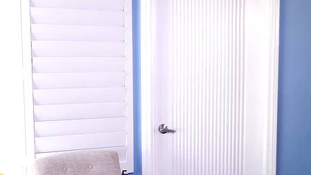 Красивая милфа показывает тело у бассейна, соблазняя качка