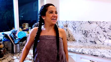 Увидел голую соседку на кухне и страстно её трахнул