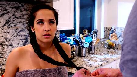 Увидел голую соседку на кухне и страстно её трахнул