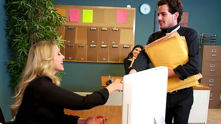 Зрелые офисные дамы отымели молодого парня на рабочем столе