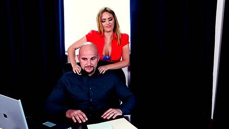 Секретарша хочет начать рабочий день с ебли с боссом