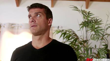 Милая Kiley Jay соблазнила брутала на страстный секс