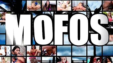 Милфа без лифчика угощает соседа пирогом и своей пиздой