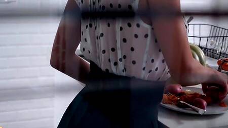 Милфа без лифчика угощает соседа пирогом и своей пиздой