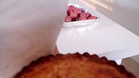 Милфа без лифчика угощает соседа пирогом и своей пиздой