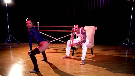 Развратные танцы девки побуждают учителя её трахнуть