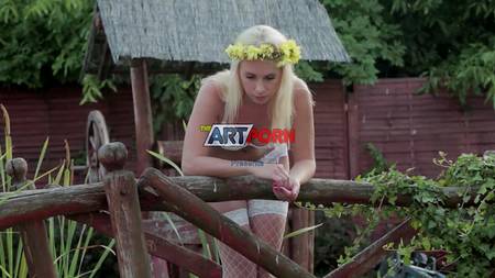 Милые подруги плетут венки во дворе и занимаются сексом втроем