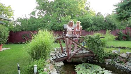 Милые подруги плетут венки во дворе и занимаются сексом втроем