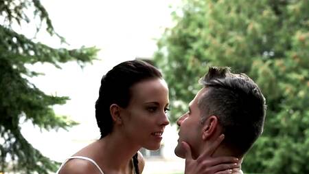 Пара после пикника занимается нежным сексом в лесу