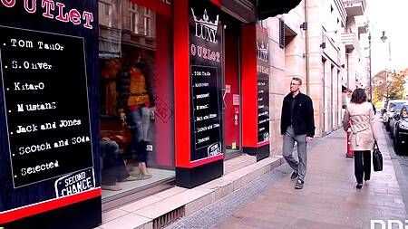 Продавщица примерила бельё и занялась с клиентом анальным сексом