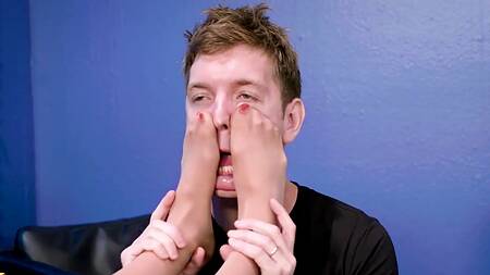 Крепкий самец ебет во все дыры пышногрудую зрелую начальницу