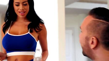 Мужик шел тренироваться, а трахнул двух красавиц