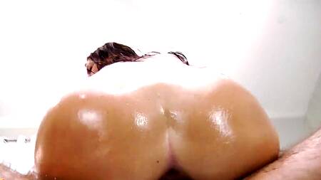 Красотка в масле разрабатывает жопу перед еблей