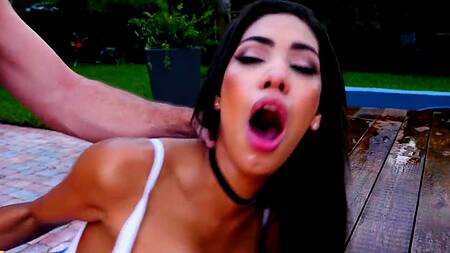 Садовник страстно ебет во дворе загорелую хозяйку