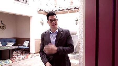 Зрелая блондинка соблазняет скромника на жаркий секс в ванной