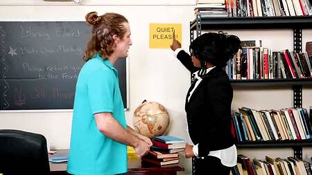 Студент старается тихо ебать блондинку в библиотеке