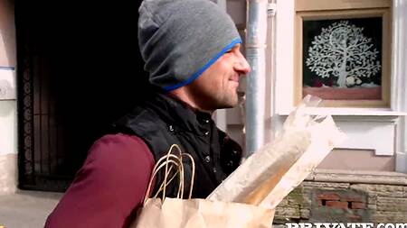 Парень помогает девке собрать продукты и трахает её