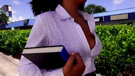 Мужик на дорогой машине развел милфу на секс