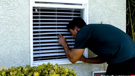 Красотка приготовила себе завтрак и занялась сексом с соседом