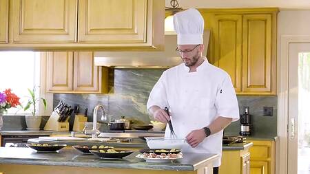 Жена перед званым ужином соблазняет повара на еблю