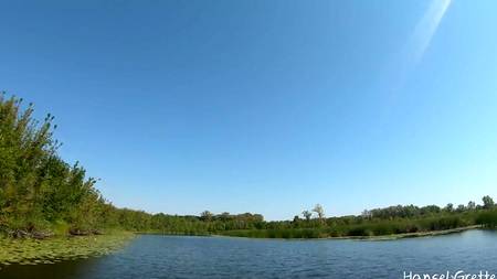 Мускулистый самец пялит в лодке хорошенькую загорелую девку