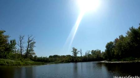 Мускулистый самец пялит в лодке хорошенькую загорелую девку