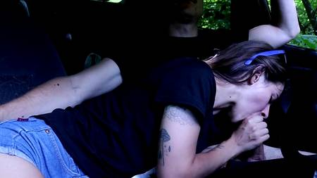 Бурный секс в машине с неугомонной нимфоманкой