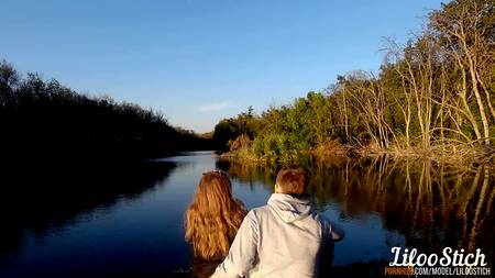 Русская парочка занимается сексом у речки на природе