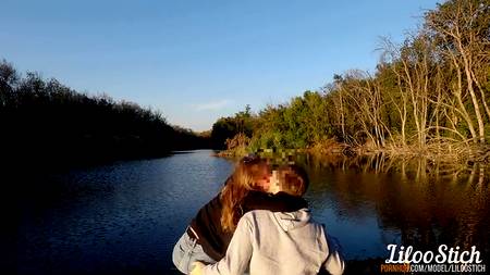 Русская парочка занимается сексом у речки на природе