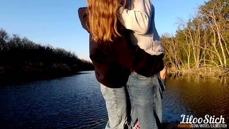 Русская парочка занимается сексом у речки на природе