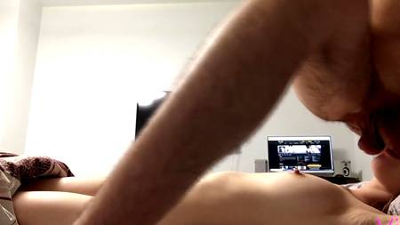 Пацан ебет спящую телочку с классными натуральными сиськами