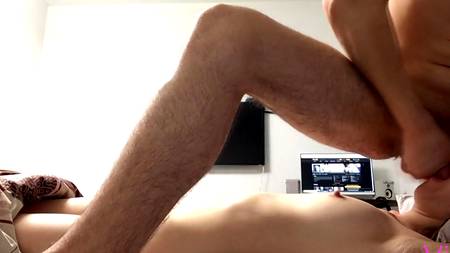 Пацан ебет спящую телочку с классными натуральными сиськами