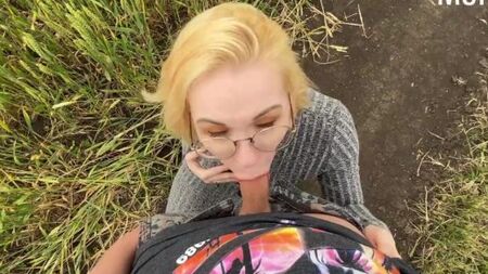 Секс на улице с обворожительной сиськастой русской телкой