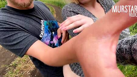 Секс на улице с обворожительной сиськастой русской телкой