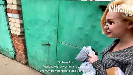 Секс на улице с обворожительной сиськастой русской телкой