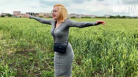 Секс на улице с обворожительной сиськастой русской телкой